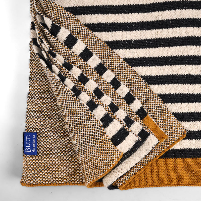 שמיכת סלון סרוגה פסים שחור ולבן