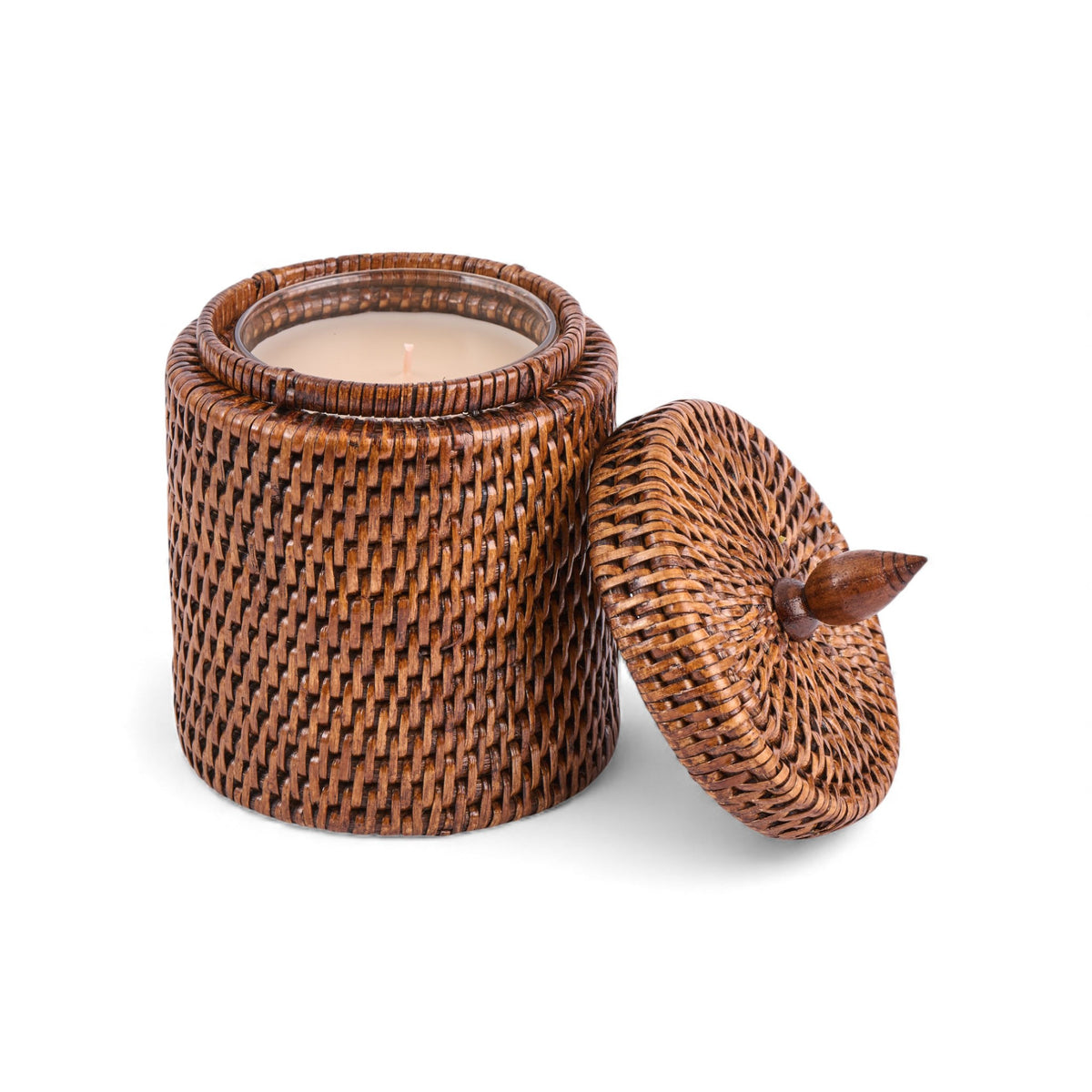 נר בזכוכית בכלי ראטן עם מכסה