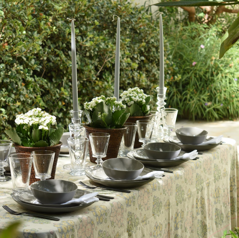 כלי אוכל אפורים מחרס אורגני, סידור מקומות