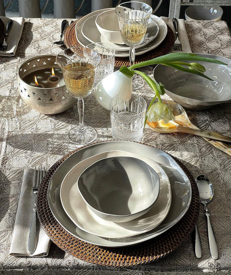 כלי אוכל אפורים מחרס אורגני, סידור מקומות